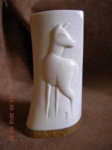 Chevreuil à l'écoute - sculpture en ivoire / Bone Carving