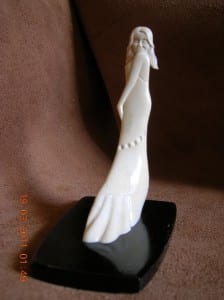 Robe_de_soiree - sculpture en os / Bone Carving