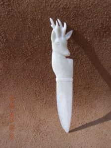 Sculpture de chevreuil / sculpture sur os animalière / Bone Carving