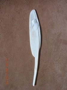 La mordoree se cache dans la plume - sculpture animalière sur os / carving woodcock