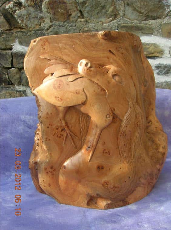 Chien au rapport - Sculpture sur bois animalière / Bone Carving